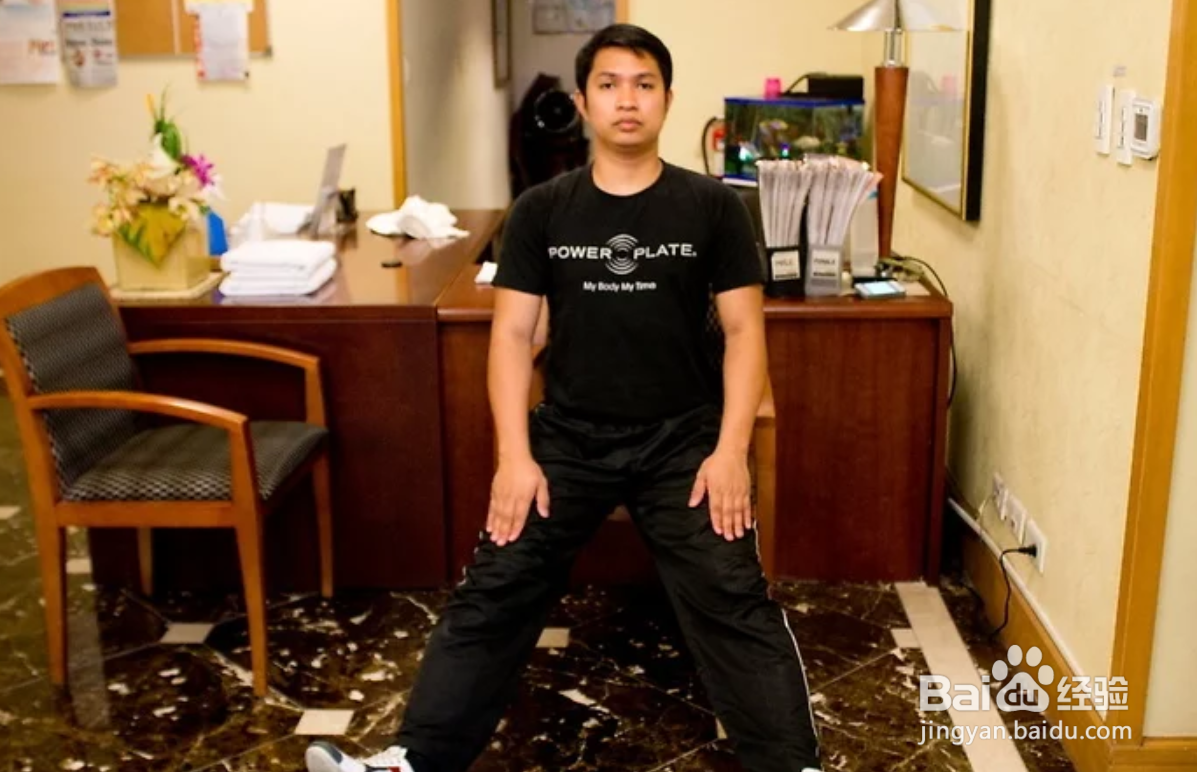 如何坐着练腹肌