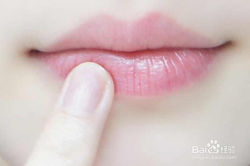 怎样选择适合自己的口红颜色 （涂口红的步骤）