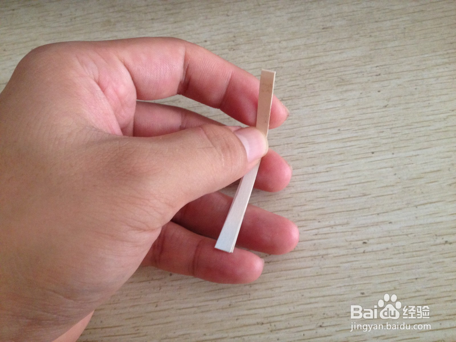 如何用一个细长的硬卡纸做四支中性笔的简易支架