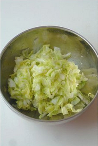 年关将近教你如何做解酒小菜-麻辣白菜叶