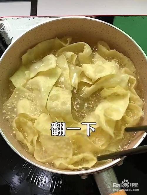 怎么做麻辣鲜香的炸馄饨皮？