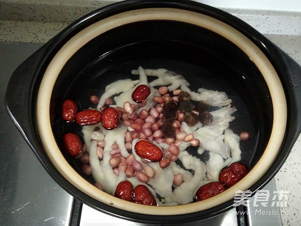 红枣桂圆花生煲鸡爪