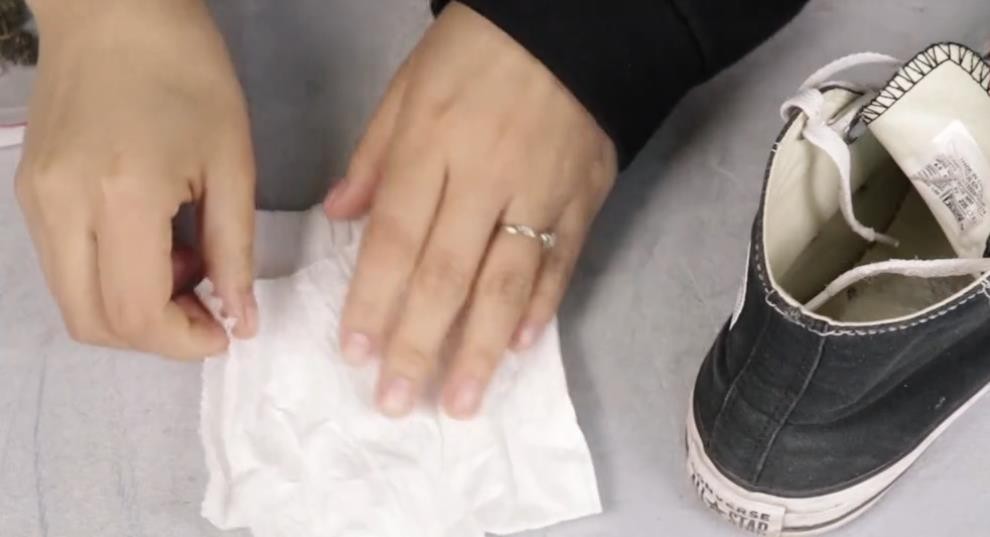 鞋刷完后一晒有股臭味,如何处理