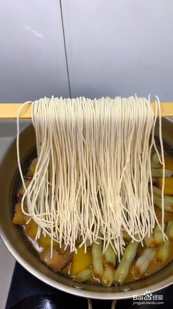 怎么在家自制土豆豆角焖面