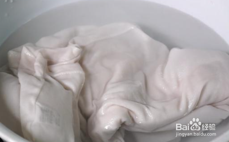 桃水弄衣服上怎么洗掉