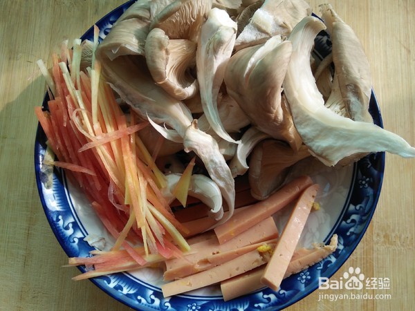 平菇炒火腿肠的步骤
