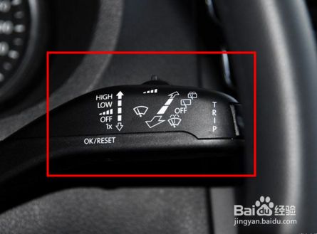 拧开雨刮 拧动位于雨刷器顶端的后雨刷开关,打开后雨刷器