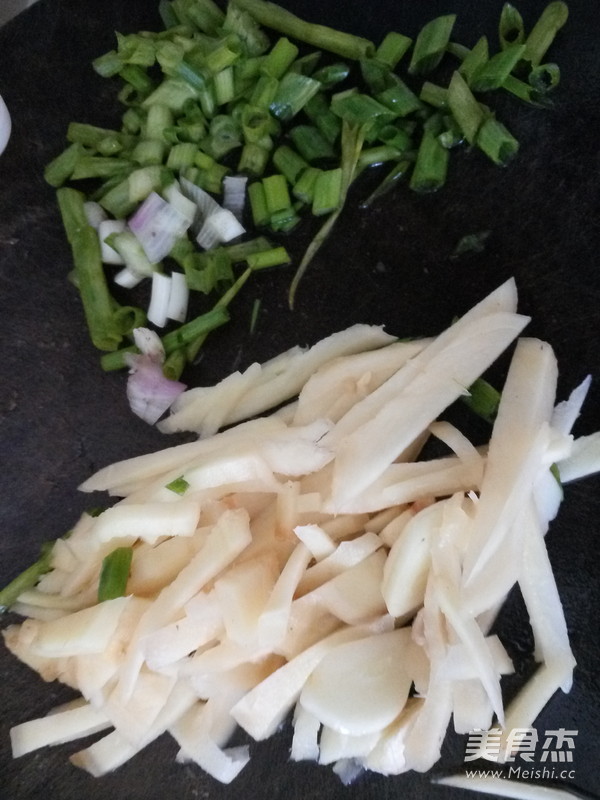 泡姜青椒炒鸭血
