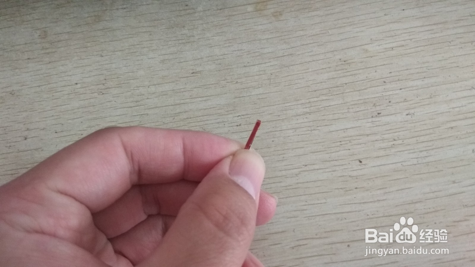 如何用两个细长长方形硬卡纸做简易的中性笔支架