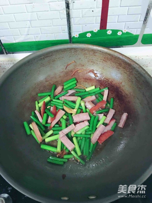 香肠炒蒜苔的做法