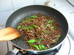小银鱼炒辣椒
