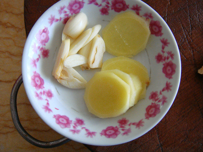 酸菜剁椒小黄鱼的做法，妈妈们快收！