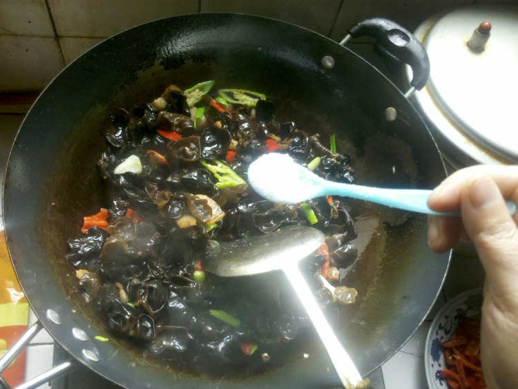双椒黑木耳炒肉片的做法,看完你就知道了!