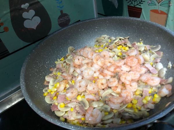 奶油培根蘑菇虾仁玉米意面