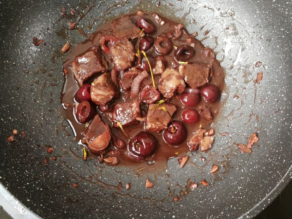 樱桃红酒煮牛肉
