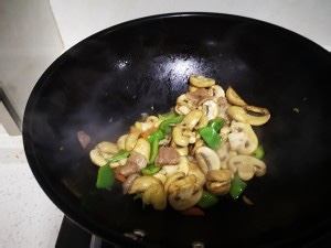怎么做美味的鲜肉炒口蘑