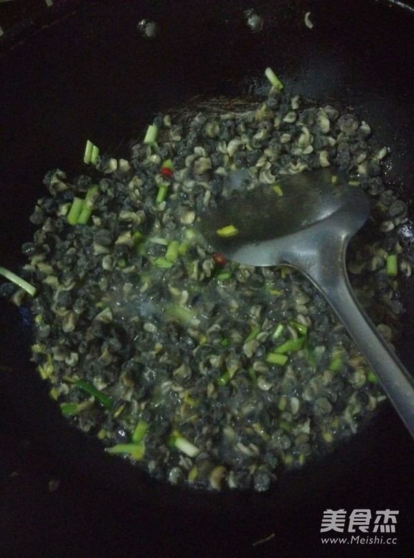 农家辣椒炒田螺肉