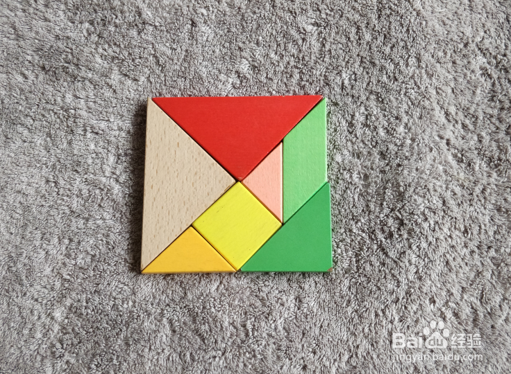 驾驶摩托艇的小哥哥用七巧板怎么拼