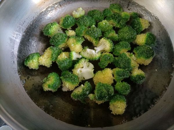 炝拌西兰花木耳