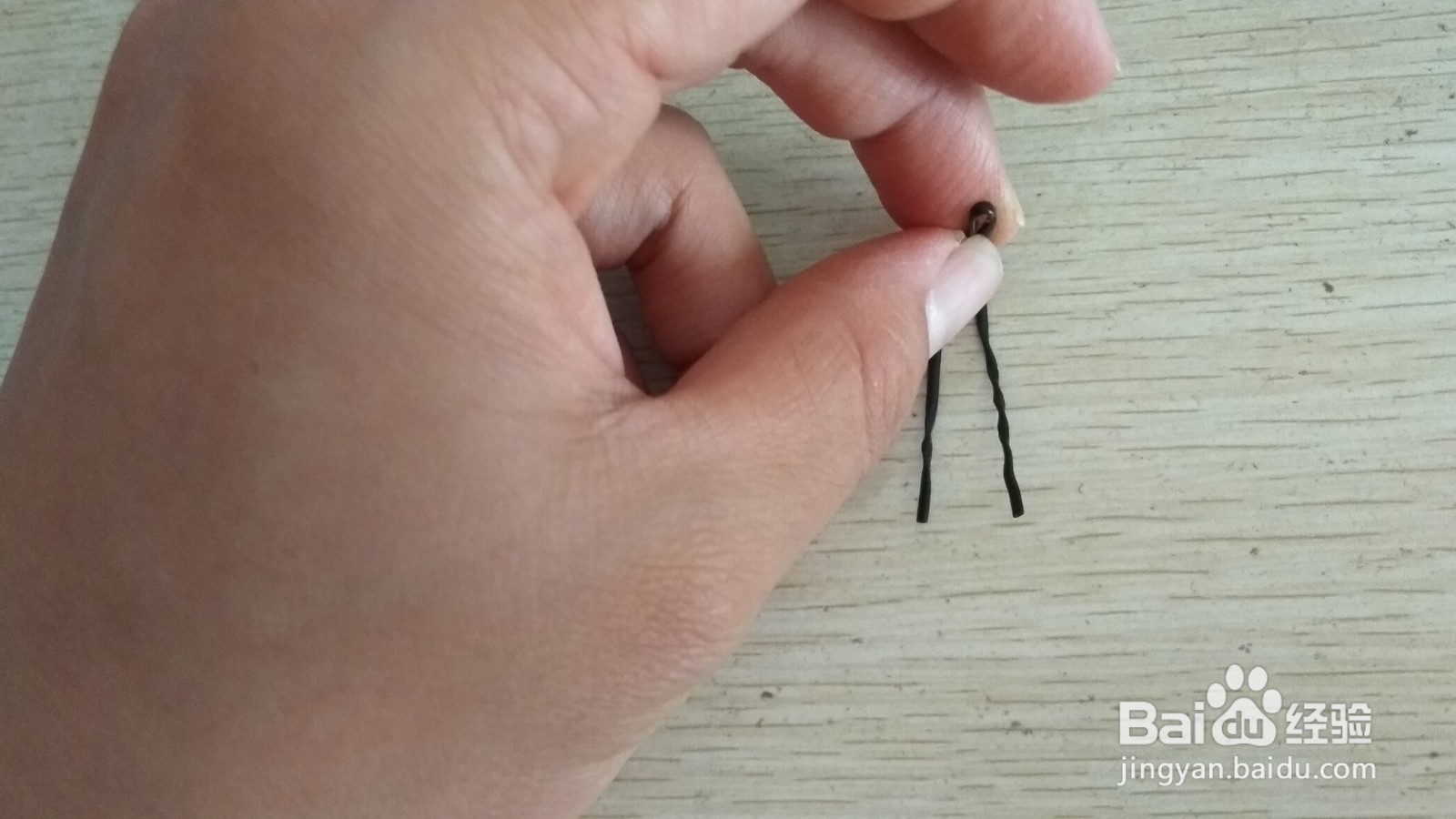 如何用一个数据线绑绳做有凹槽的中性笔的支架