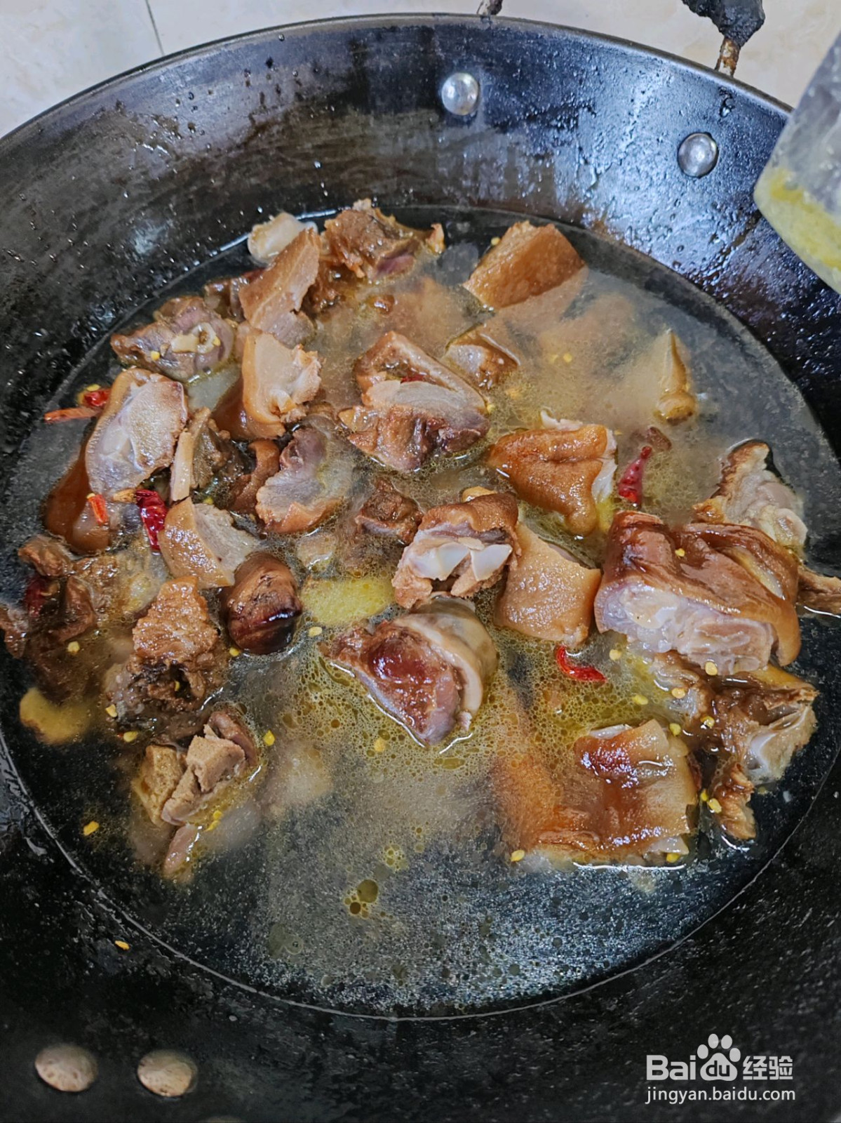 腊猪蹄干锅的做法