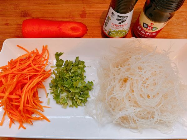 胡萝卜凉拌龙须菜