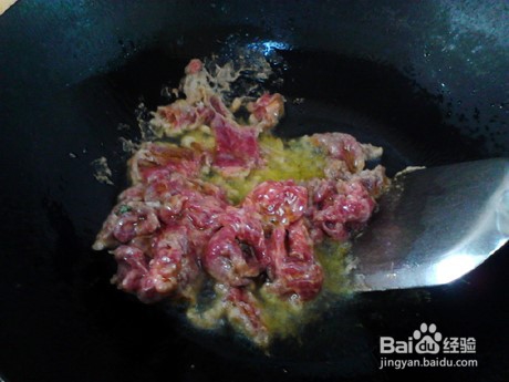 制作美味的牛肉滑蛋
