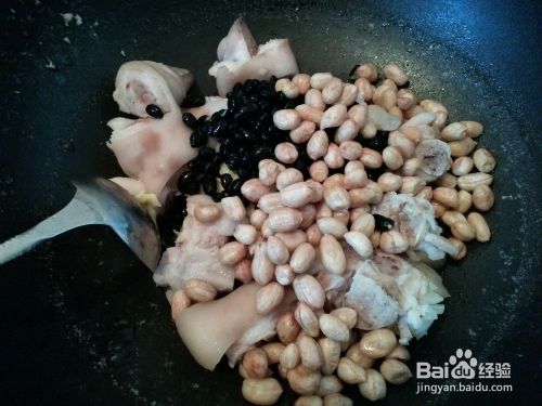 春季干燥，来一碗黑豆花生炖猪脚汤