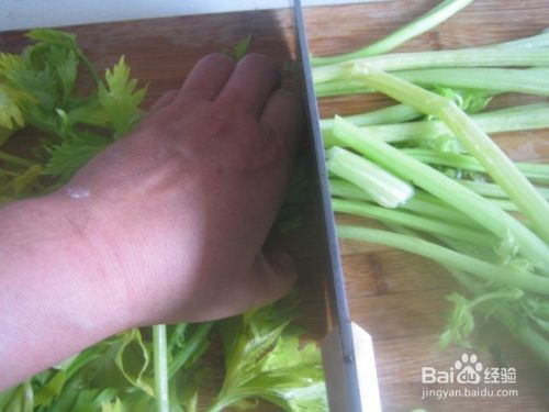怎样用刀将芹菜切成均匀的小段