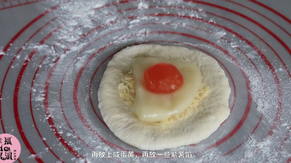 蛋黄肉松拉丝软欧包