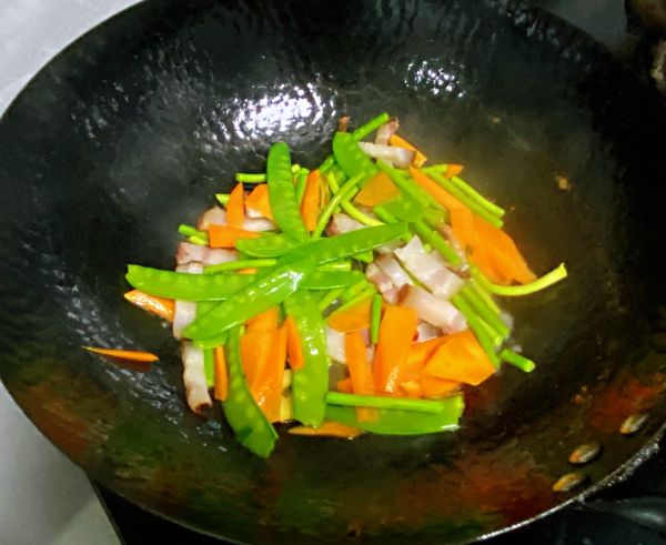 腊肉杏鲍菇炒荷兰豆