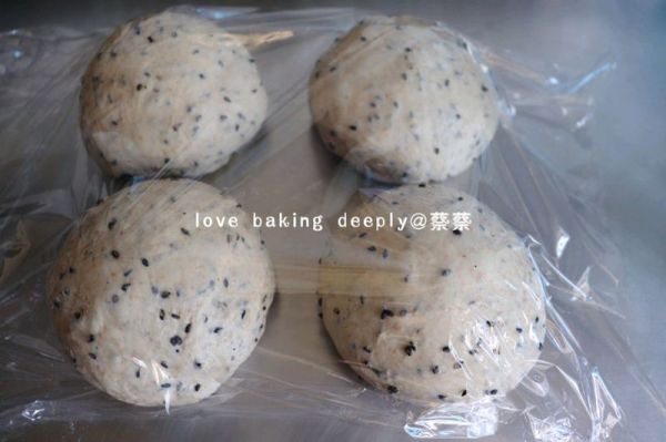 全麦黑芝麻软面包