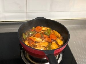 三汁焖鸡翅锅的做法