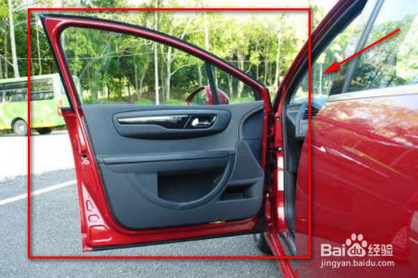 如何开启汽车儿童锁呢？