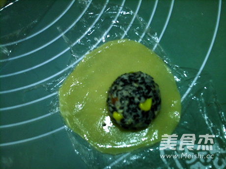 广式玉米黑芝麻月饼