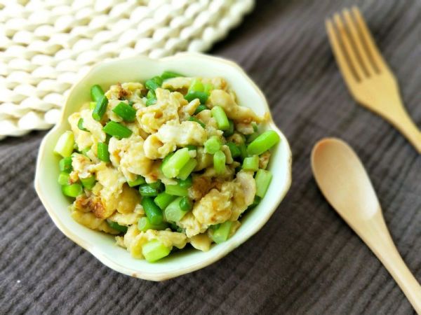 鸡胸肉炒蒜苔丁