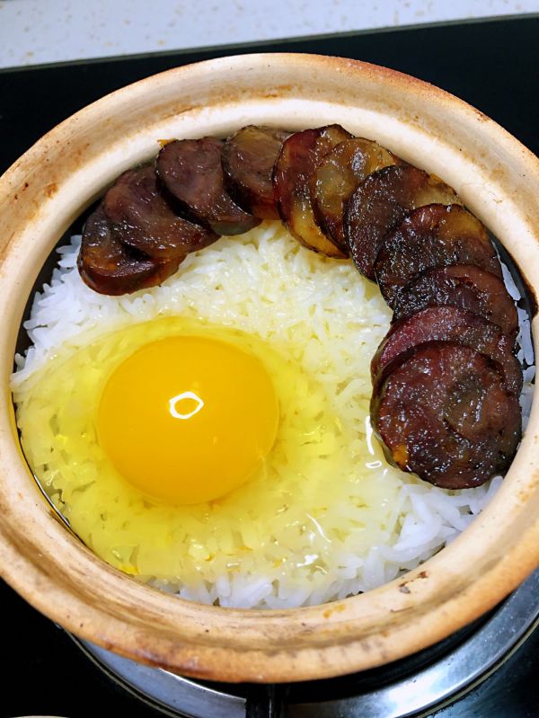 贵式腊肠煲仔饭