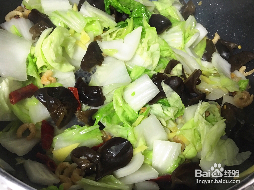 家常做法的酸辣白菜木耳虾米