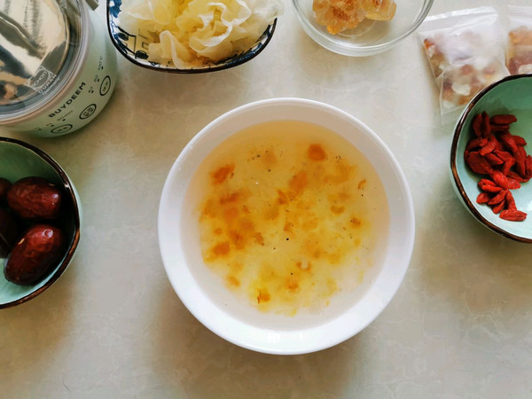 红枣桃胶银耳汤