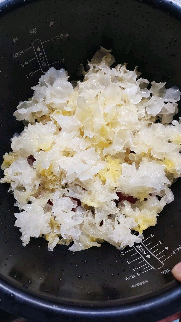 银耳莲子红枣羹