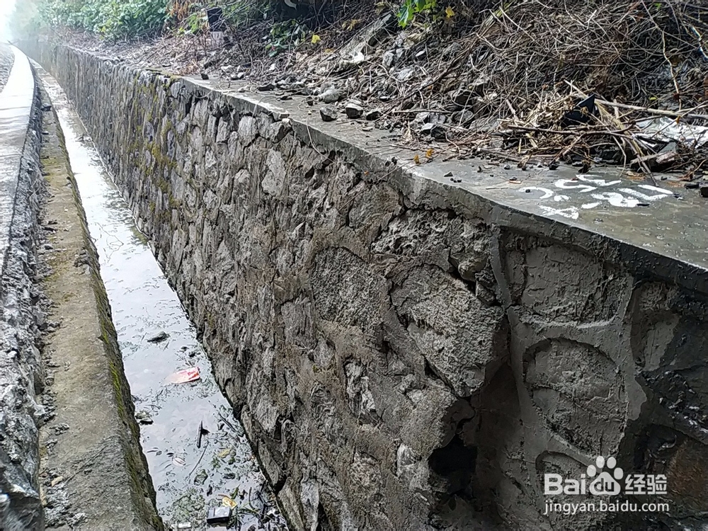 铁路线路两旁的排水沟应该怎么做?