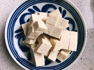 食补养生香椿芽拌豆腐的做法