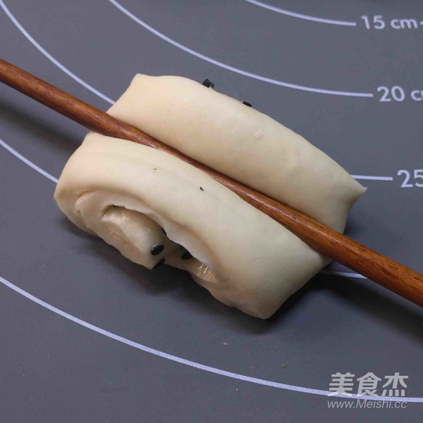 老面黑芝麻花卷