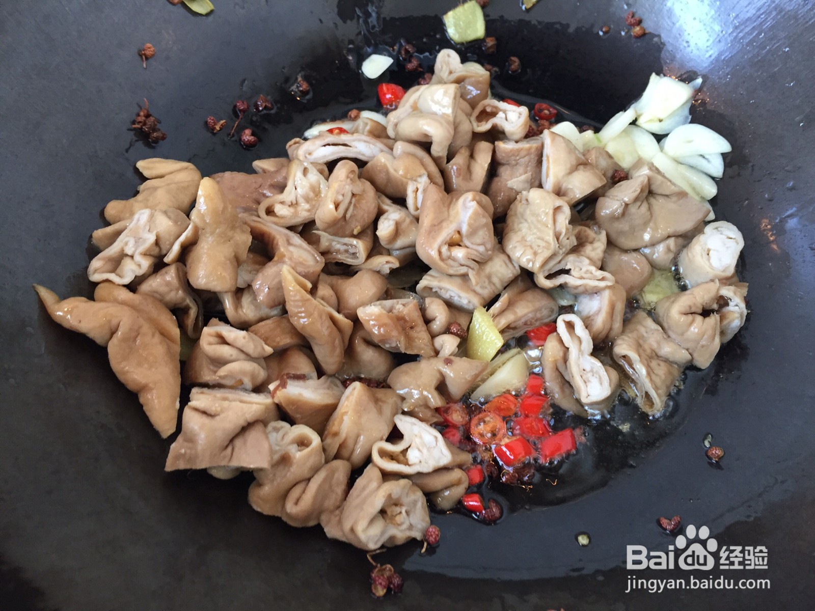 如何做出香辣香菇肥肠?