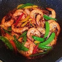在家制作美味的什锦干锅香辣虾
