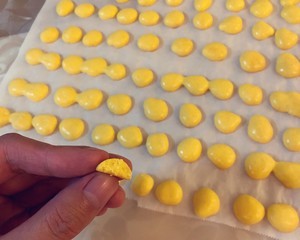 蛋黄溶豆的做法