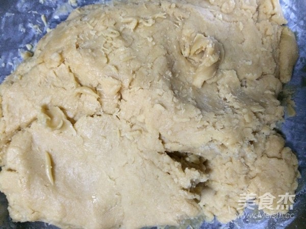 咸甜结合的莲蓉肉松蛋黄月饼