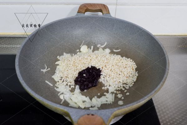 双椒紫菜烩高粱米