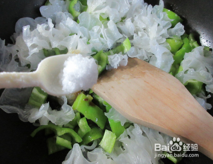 如何制作美味可口的青椒炒白木耳