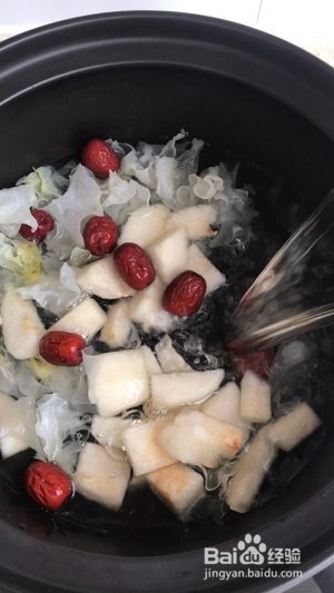 清热润肺的银耳雪梨红枣汤
